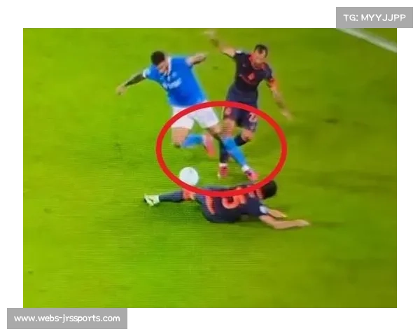 点球判罚瞬间，巴斯托尼与国米球员围堵裁判理论